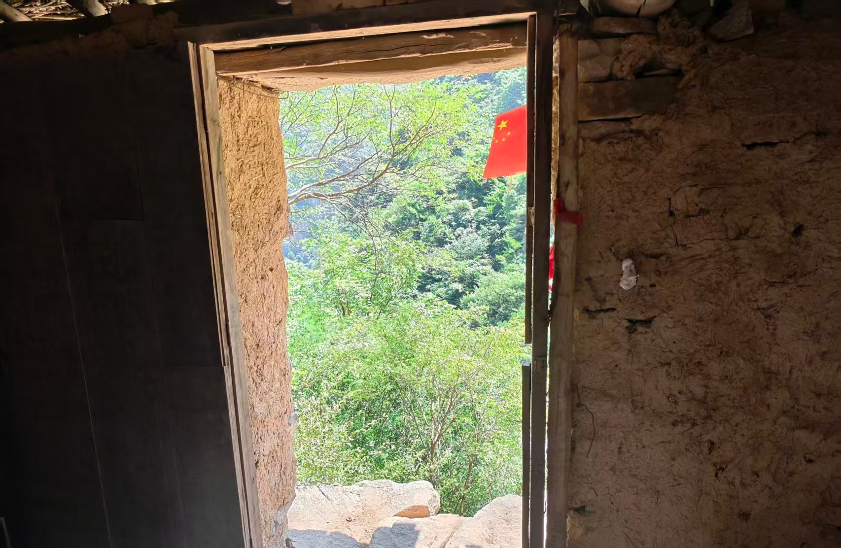山间古寺与山景