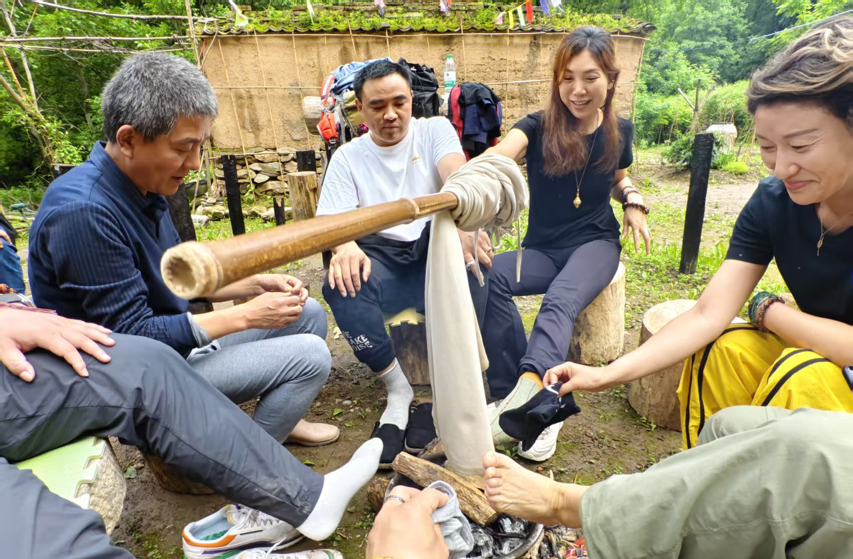 山顶围火烘干鞋袜