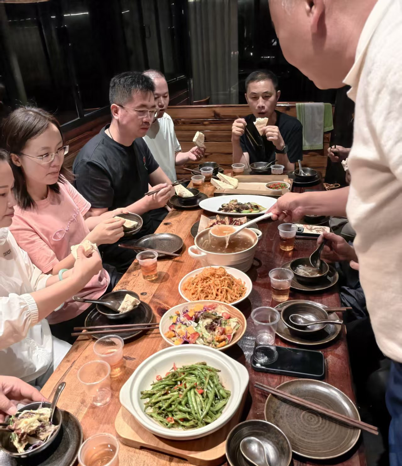 同行者围坐用餐